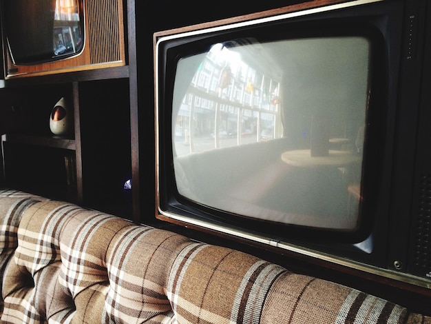 Zdjęcie zbliżenie starej telewizji w domu