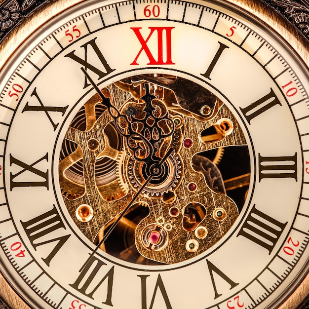 Zbliżenie starodawny zegar. Zegarek kieszonkowy w stylu vintage.
