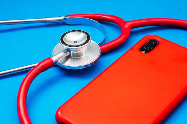 Zbliżenie stetoskopu i technologii telefonu komórkowego i koncepcji zdrowia