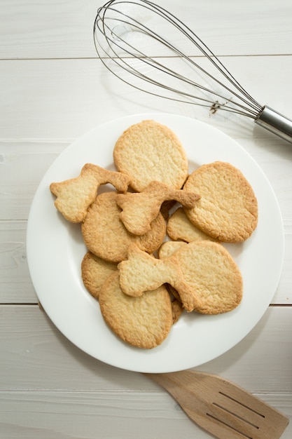 Zbliżenie Stonowane Zdjęcie Z Góry Naczynia Z Ciastkami I Naczyniami Kuchennymi Na Białym Biurku