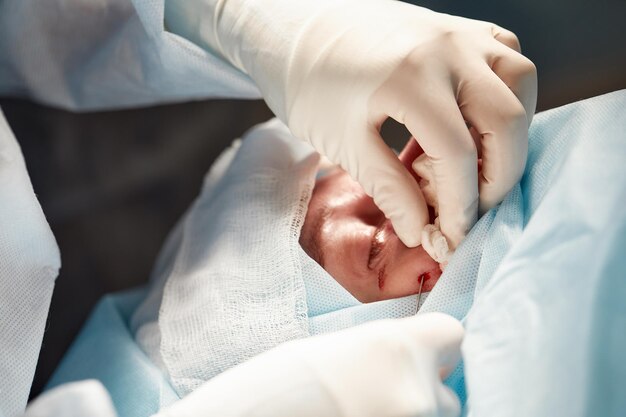 Zdjęcie zbliżenie stóp niemowlęcia na łóżku