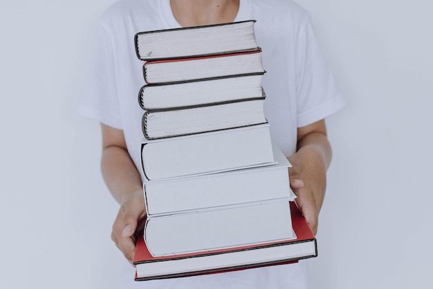 Zdjęcie zbliżenie stos książek w ręku na białym tle koncepcja światowego dnia książki