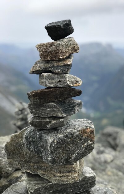 Zdjęcie zbliżenie stosu kamieni na skale