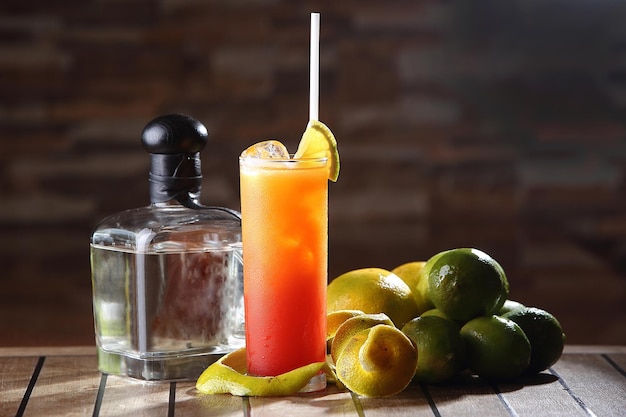 Zbliżenie strzał koktajlu Tequila Sunrise w wysokiej szklance ze słomą