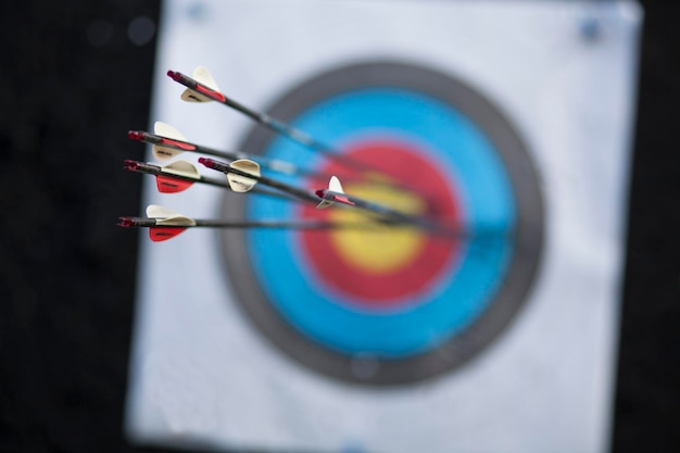 Zbliżenie strzały na dartboardzie