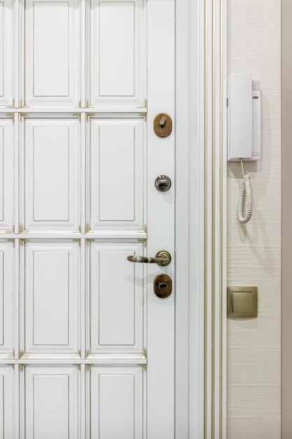 Zbliżenie stylowej i eleganckiej klamki lub klamki na białych drzwiach Zabytkowa biała i brązowa klamka na drzwiach, która nadaje się do wyrafinowanego wnętrza domu Koncepcja szczegółów