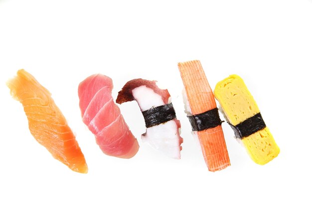 Zdjęcie zbliżenie sushi na białym tle