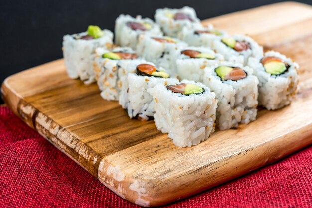 Zdjęcie zbliżenie sushi na desce do cięcia