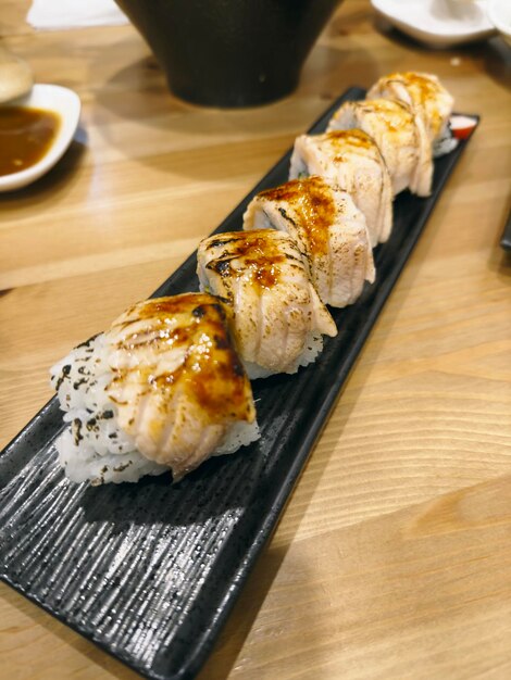 Zdjęcie zbliżenie sushi na talerzu na stole