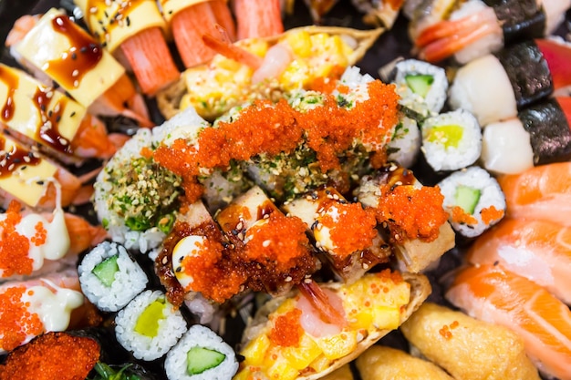 Zbliżenie sushi na talerzu