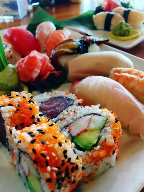 Zdjęcie zbliżenie sushi na talerzu