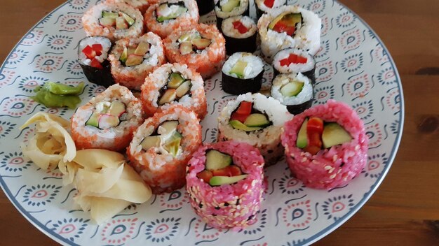Zdjęcie zbliżenie sushi podawane na stole