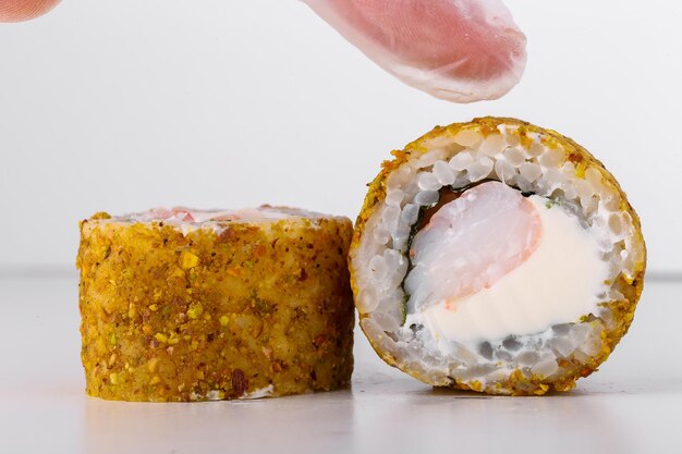 Zdjęcie zbliżenie sushi podawane na stole