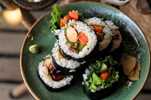 Zbliżenie sushi podawane na talerzu na stole