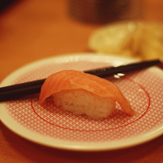Zdjęcie zbliżenie sushi podawane na talerzu na stole