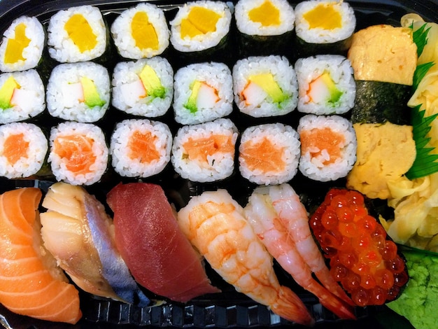 Zbliżenie sushi podawane na talerzu