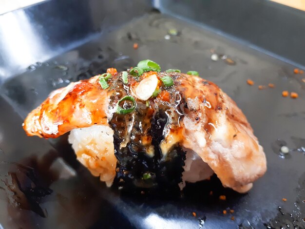 Zdjęcie zbliżenie sushi podawane na talerzu