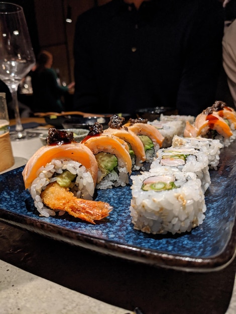 Zbliżenie sushi serwowanego na stole w restauracji