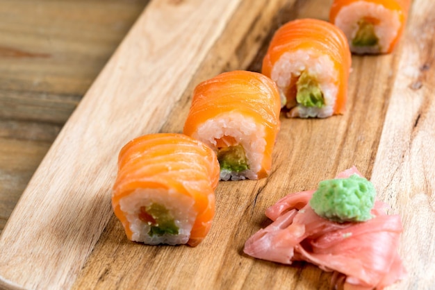 Zbliżenie sushi w rzędzie