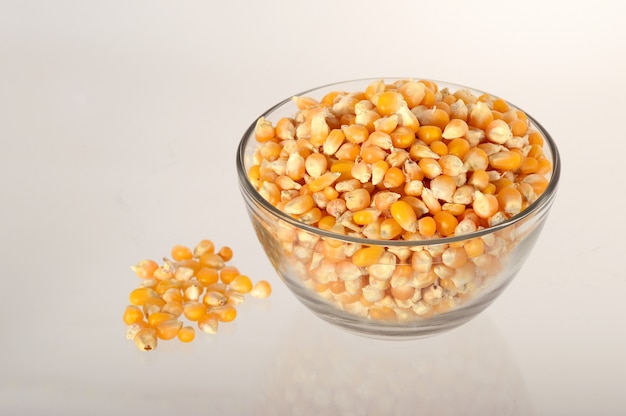 Zbliżenie suszonej kukurydzy w glinianym garnku