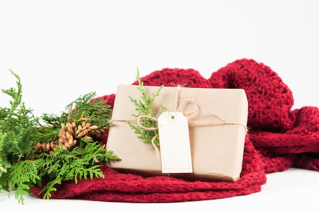Zdjęcie zbliżenie świątecznego prezentu przez czerwony sweter na białym tle