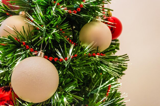 Zdjęcie zbliżenie świątecznej ozdoby na drzewie