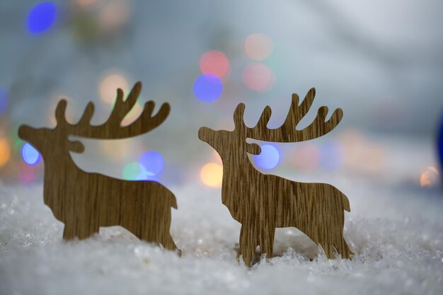 Zdjęcie zbliżenie świątecznych dekoracji na śniegu