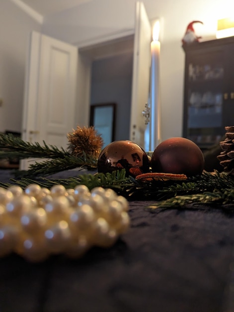 Zdjęcie zbliżenie świątecznych dekoracji na stole