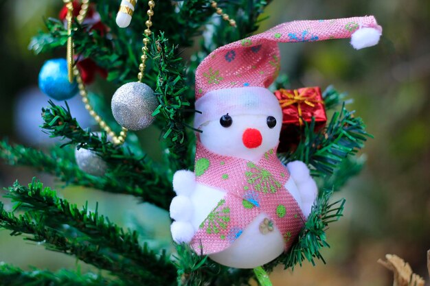 Zdjęcie zbliżenie świątecznych dekoracji wiszących na drzewku