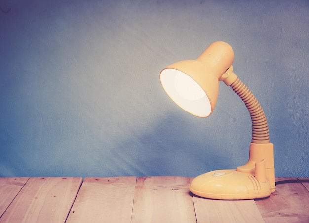 Zbliżenie światła elektrycznego na stole przy ścianie