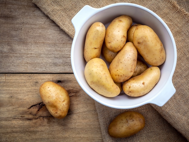 Zbliżenie świeże organicznie grule na konopianym workowym tle.