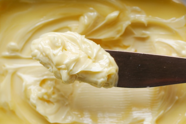 Zbliżenie świeżego masła w pojemniku
