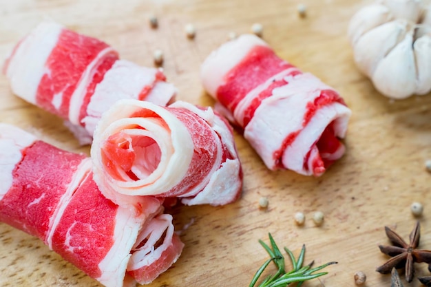 Zbliżenie świeżej surowej wołowiny na japońskie jedzenie