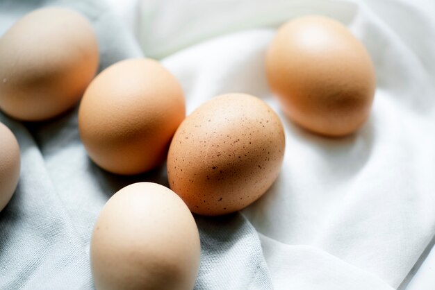 Zbliżenie świezi organicznie kurni jajka