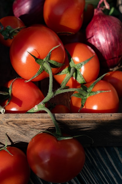 Zdjęcie zbliżenie świeżych, dojrzałych pomidorów i purpurowej cebuli