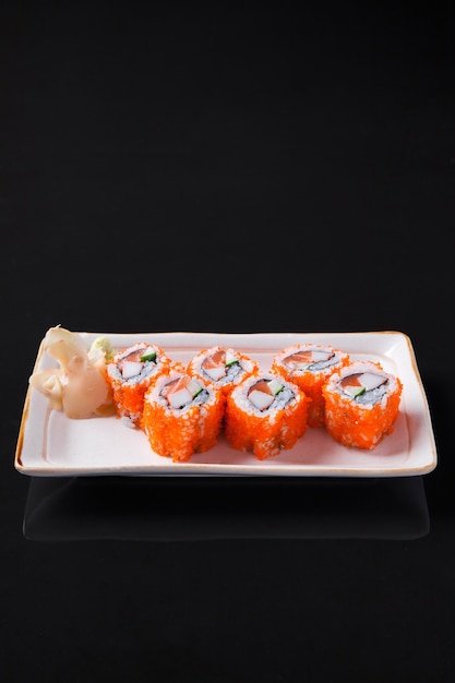 Zbliżenie świeżych surowych sushi rolkach