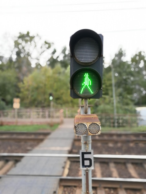 Zdjęcie zbliżenie sygnału kolejowego na jasnym niebie