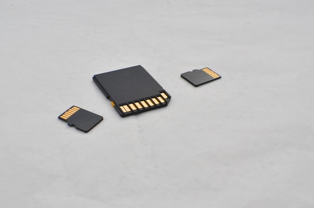 Zbliżenie symboli kart SD i microSD kompaktowego i wydajnego przechowywania na chipach Szczegóły kart SD i microSD reprezentujących nowoczesną koncepcję przechowywania cyfrowego