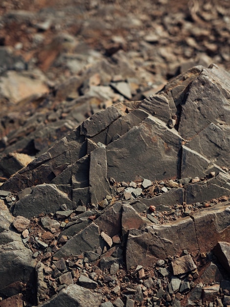 Zbliżenie szarobrązowej kamiennej tekstury na powierzchni skały w górach