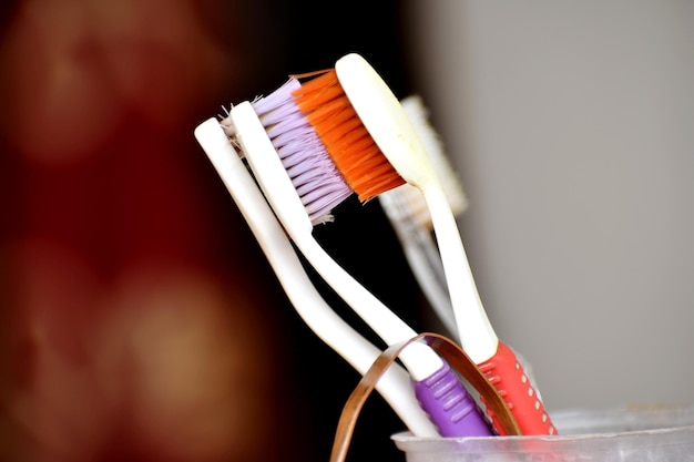 Zdjęcie zbliżenie szczoteczek do zębów w pojemniku