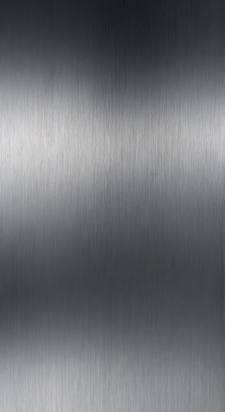 Zdjęcie zbliżenie szczotkowanego arkusza aluminiowego z kilkoma innymi srebrnymi paskami