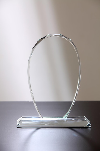 Zdjęcie zbliżenie szklanej nagrody na stole