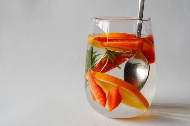 Zbliżenie szklankę wody detox o smaku pomarańczowych truskawek