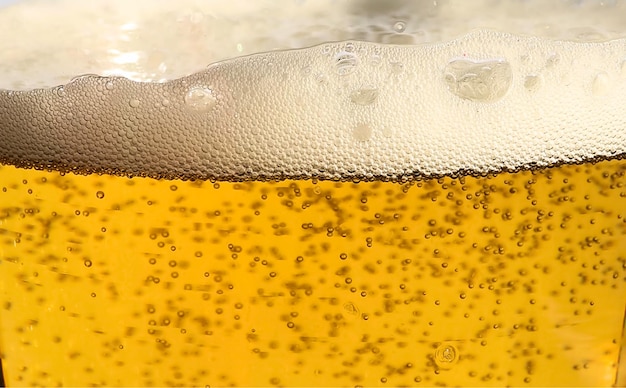 Zdjęcie zbliżenie szklanki do piwa