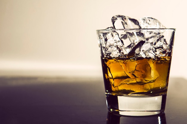 Zbliżenie szklanki do whisky na stole