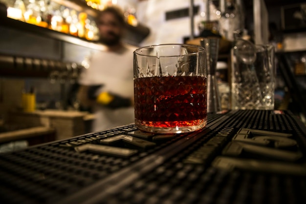 Zdjęcie zbliżenie szklanki do wina na stole