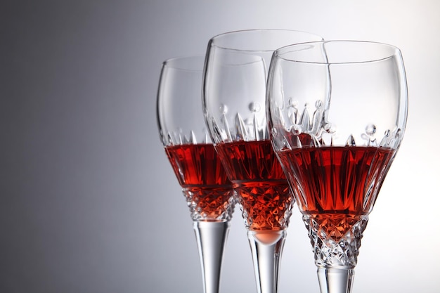 Zdjęcie zbliżenie szklanki do wina na szarym tle