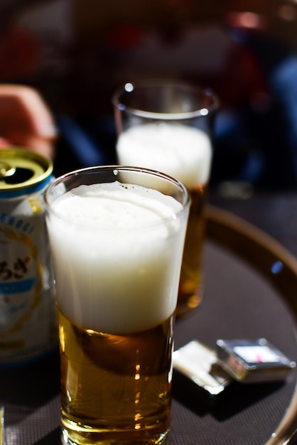 Zdjęcie zbliżenie szklanki piwa na stole