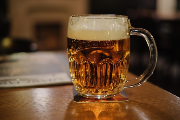 Zbliżenie szklanki piwa na stole