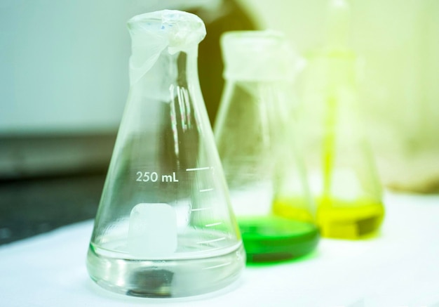 Zbliżenie szklanych naczyń laboratoryjnych na stole